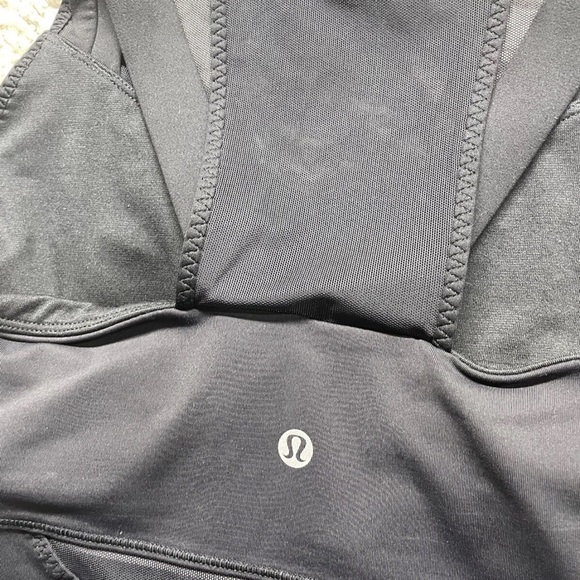 Lululemon Running In The City Tank Color Black Size 4 - Picture 6 of 6